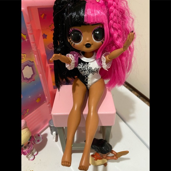 Lol (2)OMG 9” Doll with Pink locker - Picture 3 of 9